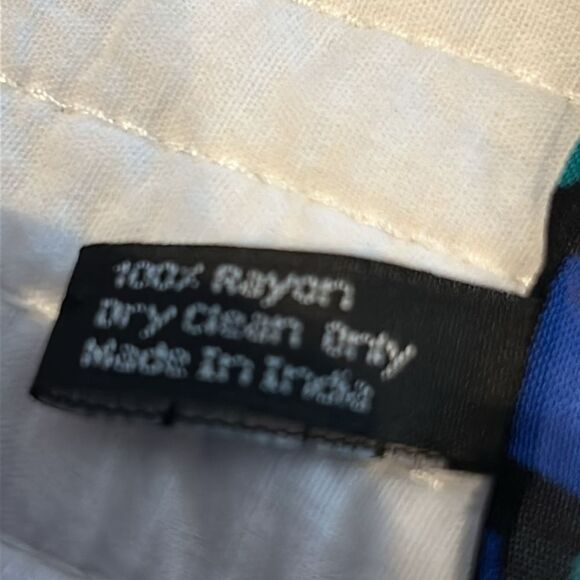 Zazou vineyard grapes, scarf, approximately 17 1/2” x 70” - Picture 6 of 7